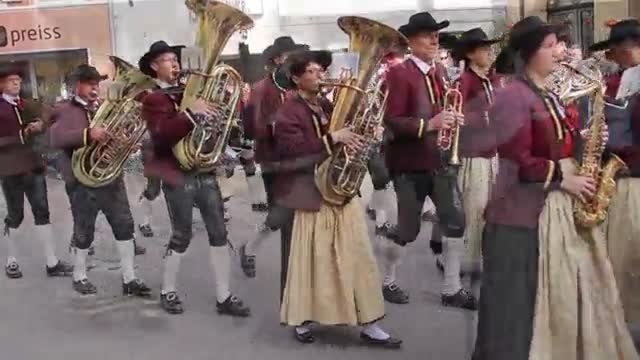 La Festa dell’uva di Merano: la sfilata delle bande musicali e dei carri decorati