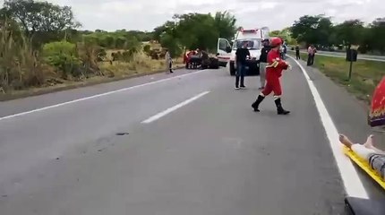 Acidente entre carro e ambulância deixa três mortos em BR-153, no Goiás