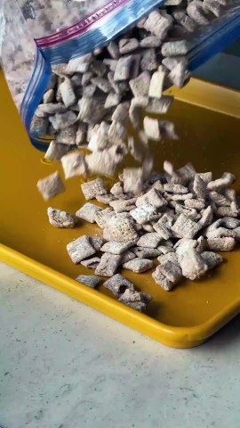 How to Make Caramel Apple Puppy Chow