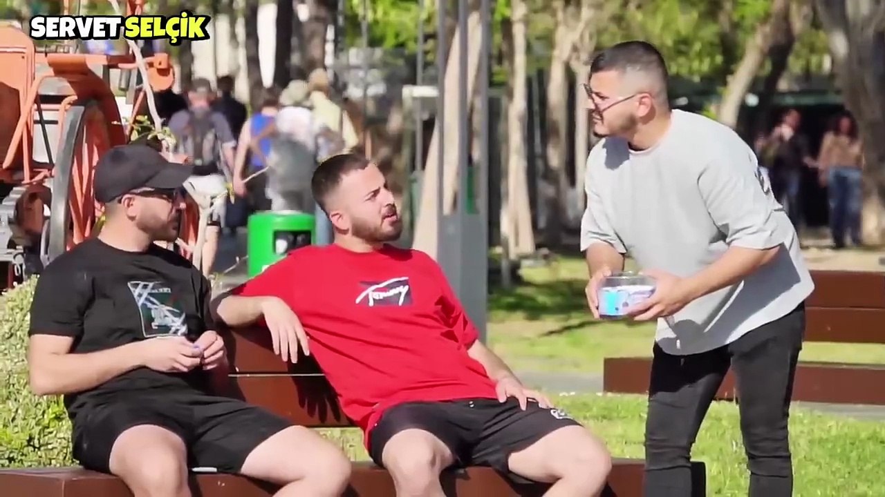 ÇİKOLATA VERECEKMİŞ GİBİ TROLLEMEK 2!!( %100 İZLE )- SOSYAL DENEY