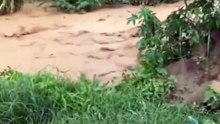 Río Tireo se desborda por intensas lluvias