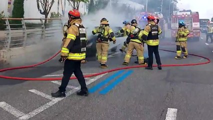 강남 영동대로 달리던 차량에 불...차량 전소 / YTN