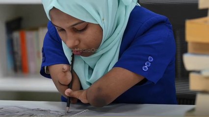 കാലുകൊണ്ട് ചിത്രങ്ങളും കവിതകളും... അതിശയമായി അജ്മാനിൽ എട്ടാം ക്ലാസ് വിദ്യാർഥിനി ആമിന