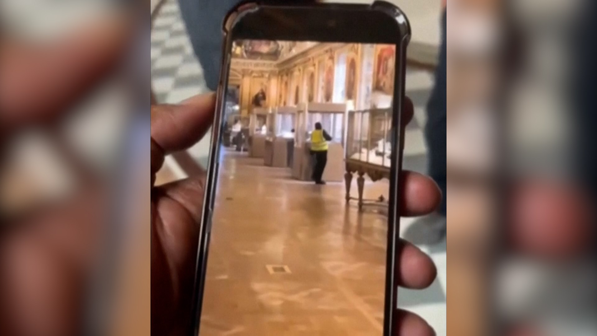 La cadena francesa BFMTV ha obtenido un video que supuestamente muestra a los ladrones durante el robo de las joyas napole�nicas robadas en la Galer�a de Apolo del Museo del Louvre. La grabaci�n, de car�cter amateur, fue reproducida para el canal, que film� la pantalla del tel�fono donde se mostraba y verific� su autenticidad este domingo.

Seg�n BFMTV, el video muestra a una persona en la Galer�a de Apolo, vestida con una chaqueta amarilla y de pie junto a una vitrina de vidrio. No est� claro si quien grab� las im�genes es sospechoso del robo. The Associated Press inform� que no ha podido verificar de manera independiente la autenticidad del video.

El robo tuvo lugar el domingo por la ma�ana, cuando los ladrones subieron en un elevador tipo cesta por la fachada del Louvre, forzaron una ventana, rompieron varias vitrinas y huyeron con joyas invaluables pertenecientes a la era napole�nica, seg�n confirmaron las autoridades.

El asalto se produjo unos 30 minutos despu�s de la apertura del museo, con visitantes ya en el interior, y ha sido calificado como uno de los robos m�s impactantes en la historia reciente de los museos europeos.

El suceso ocurri� a tan solo 250 metros de la Mona Lisa, en lo que la ministra de Cultura francesa, Rachida Dati, describi� como "una operaci�n profesional que dur� solo unos pocos minutos".