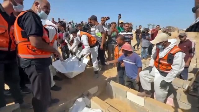 Los cuerpos de 54 gazatíes son enterrados sin conocerse su identidad