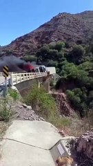 Impactantes imágenes: Camión ardió sobre un puente en Camargo