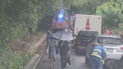 Bus con pasajeros quedó atrapado tras crecida de una quebrada en Coclé