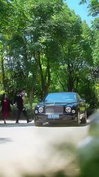 After waking up eight years later, she not only married her former mortal enemy but also gave birth to a son for him. She wanted to divorce him immediately, but unexpectedly, the father and son teamed up to spoil her and made her the most popul