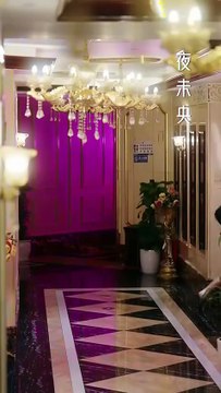 The real daughter returns to the wealthy family, but everyone mocks her for being a country bumpkin, not as good as the adopted daughter. The fake daughter doesn't get angry, but laughs and always outdoes the adopted daughter. Later, everyone learns that