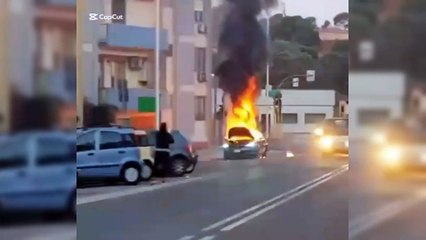 L'auto prende fuoco mentre va al lavoro, momenti di paura a Cagliari