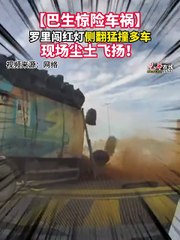【巴生惊险车祸】 罗里闯红灯侧翻猛撞多车 现场尘土飞扬！