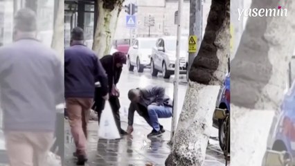 50 yaşındaki adam annesinin çamurlu ayakkabılarını yağmur suyunda elleriyle temizledi!