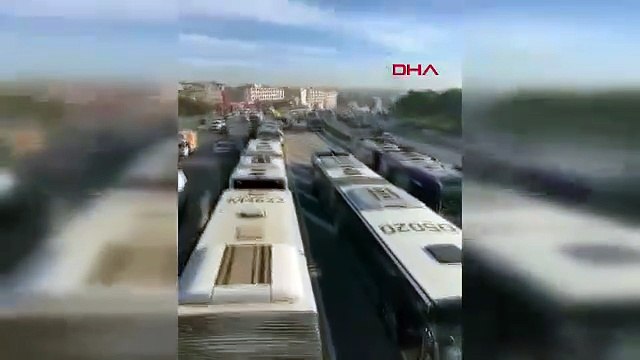 İstanbul'da metrobüs kazası: Uzun kuyruklar oluştu