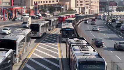 Sefaköy'de metrobüs kazası: 1 yaralı!