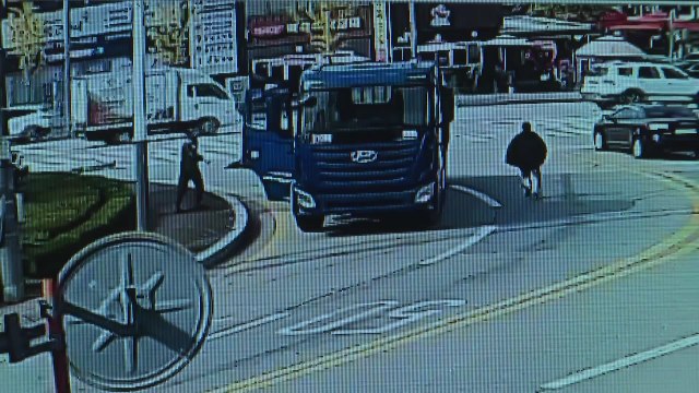 전동 킥보드 타고 가던 10대 학생 군 트럭에 치여 숨져 / YTN