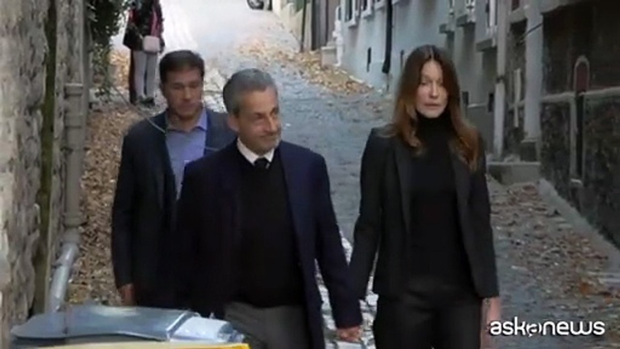 Sarkozy verso il carcere mano nella mano con Carla Bruni