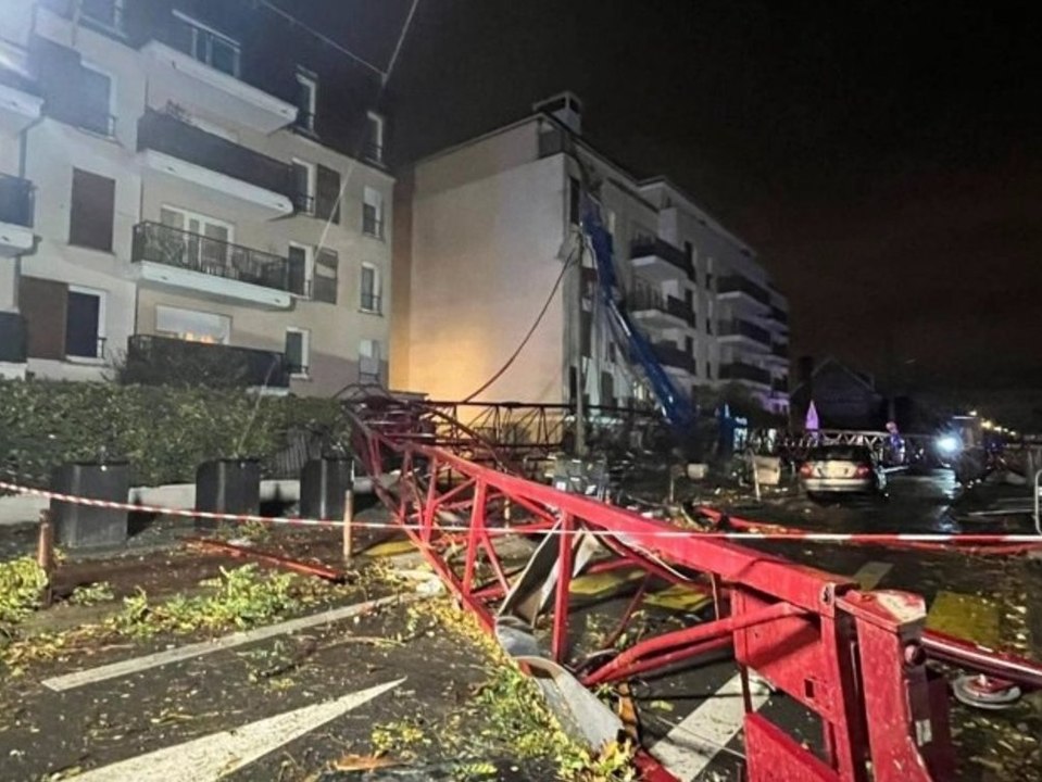 Riesen-tornado: baukräne stürzen auf klinik und wohnhaus