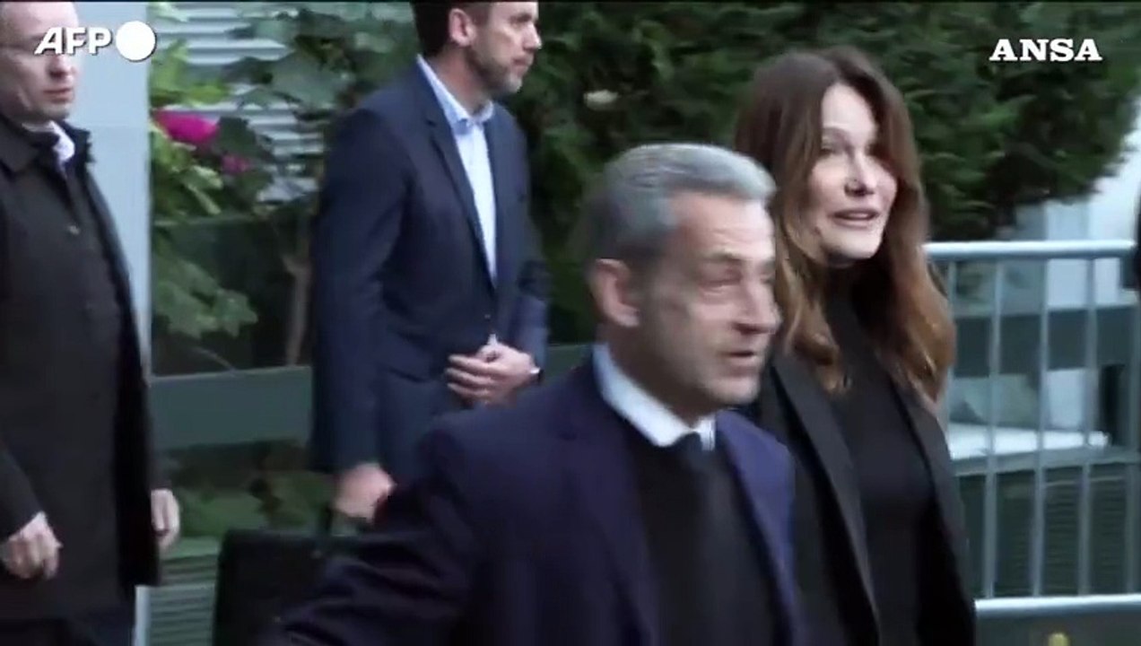 Sarkozy mano nella mano con la moglie Carla Bruni fino al carcere