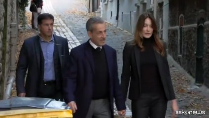 Sarkozy verso il carcere mano nella mano con Carla Bruni