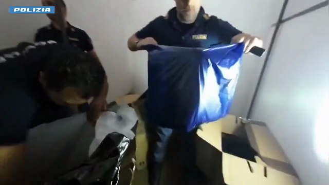 Catania: Polizia di Stato scopre deposito di 30 kg di marijuana