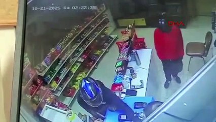 Akaryakıt istasyonundaki silahlı soygun anı kamerada: Parayla yetinmediler