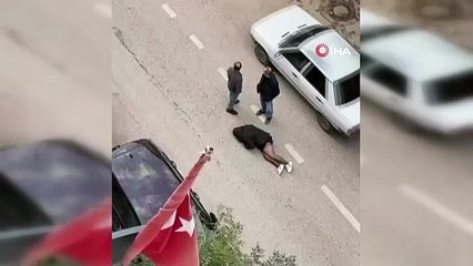 Yolun ortasında yatan kadın, sinir krizi geçirdi