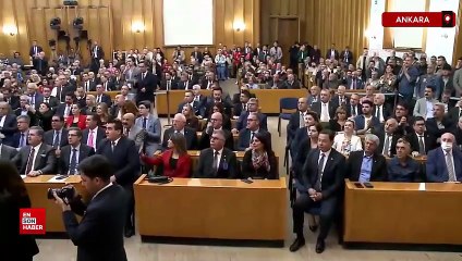 Ümit Dikbayır CHP'ye katıldı: Rozeti Özgür Özel taktı