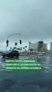 VÍDEO: Ventos fortes derrubam semáforo e causam desvio no trânsito da Avenida Oceânica