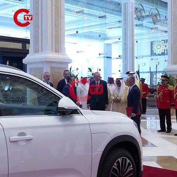 Cumhurbaşkanı Erdoğan, resmi temaslarda bulunmak üzere geldiği Kuveyt'te, Kuveyt Emiri Meşal el-Ahmed el-Cabir es-Sabah'a Togg hediye etti