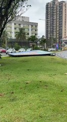 Ventos derrubam placa de publicidade da Prefeitura na Garibaldi; veja vídeo