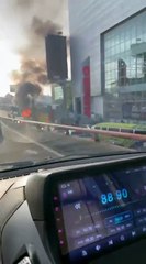 Vehículo se incendia frente a Ágora Mall