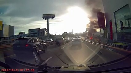 Vehículo se incendia frente a Ágora Mall