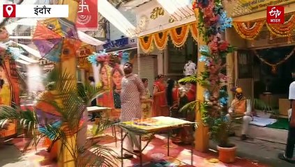 चरणों में होता है पूरा शहर, एक दूसरे का पैर छू कर देते हैं दीपावली की बधाई