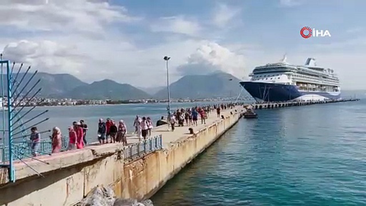 Antalya’ya turist akını devam ediyor: İngiliz turistleri taşıyan lüks kruvaziyer Alanya’ya demirledi