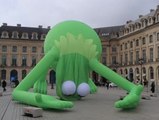 Überdimensionaler Aufblas-Kermit sorgt in Paris für Aufsehen