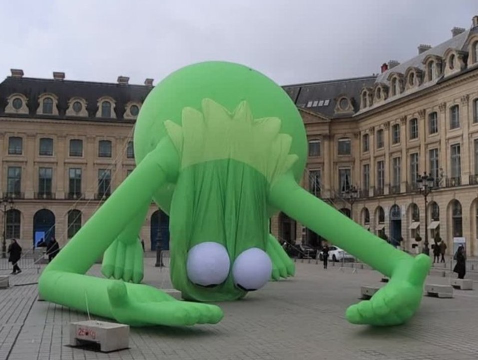 Überdimensionaler Aufblas-Kermit sorgt in Paris für Aufsehen