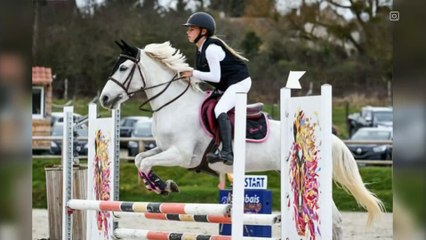 Carla Bruni e i 15 anni della figlia Giulia Sarkozy: «Non è un compleanno facile, grazie di esistere»