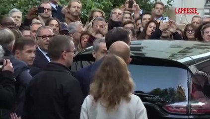 Francia, Sarkozy va in carcere: l'uscita da casa mano nella mano con Carla Bruni