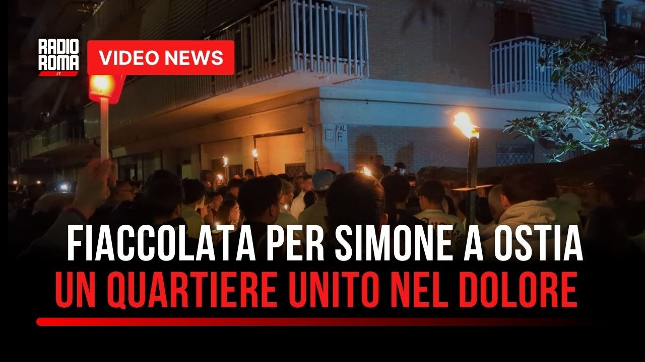 A Ostia la fiaccolata per Simone, dolore e silenzio per il 19enne ucciso: "Non si può morire così" (VIDEO)