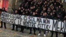 VIDEO Juve, corteo ultrà a Milano: cori, saluti romani e striscione contro i proPal