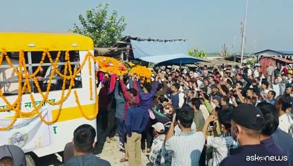 Nepal, cerimonia per l'ostaggio ucciso a Gaza nella sua città natale