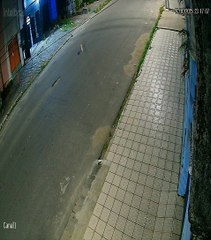 Câmeras de segurança flagram momento em que carro passa “voando” por mureta no Farol