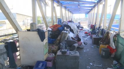 Habitantes de calle se toman puente peatonal en Pan de Azúcar
