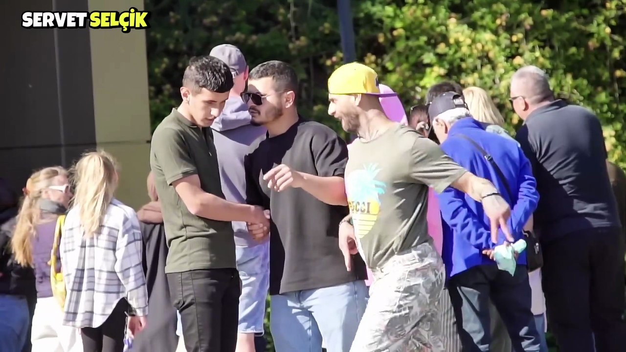 DELİ KILIĞINDA İNSANLARI TROLLEMEK 3!!(%100 KOMEDİ )- SOSYAL DENEY