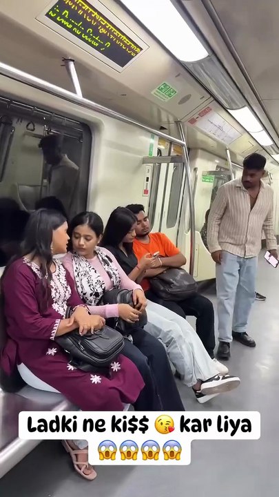 Ladki ne kişs kar liya💋