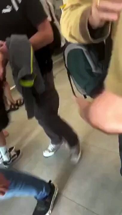 Tensión en La Pampa: la llegada de Sturzenegger al aeropuerto terminó a los insultos