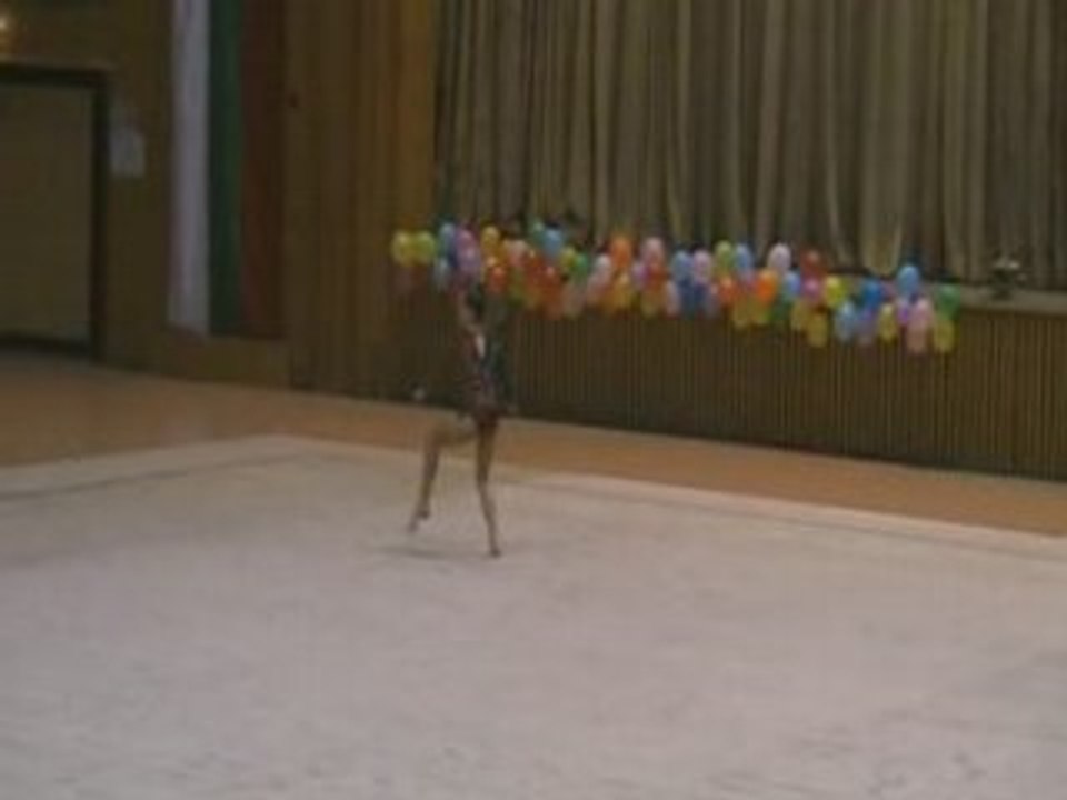 Victoria Tihi "Golden Hoop" 2008 Rope