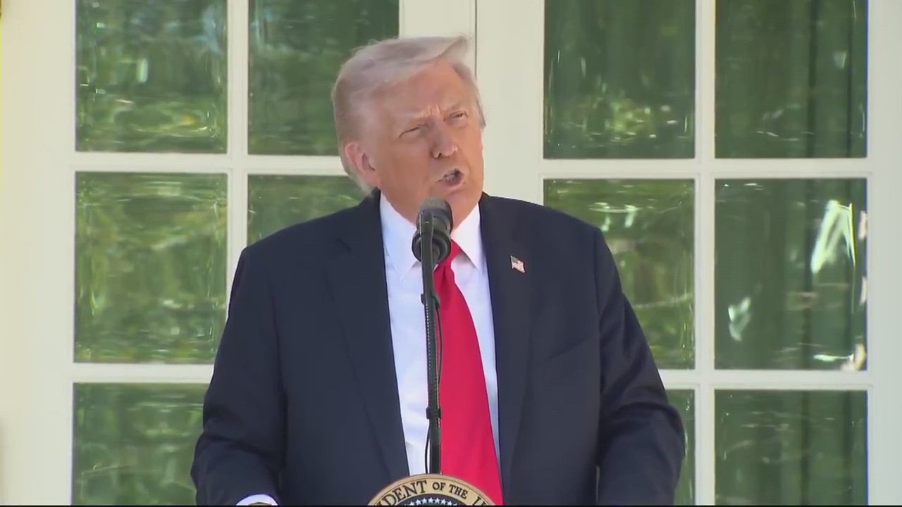 Trump mocks the media