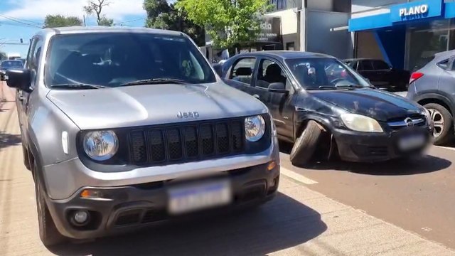 Três veículos se envolvem em acidente na Avenida Carlos Gomes