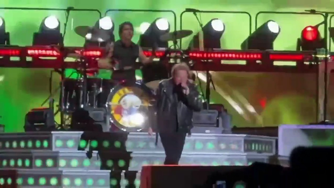 Axl Rose perde a paciência, joga microgone no chão e chuta bateria de novo membro